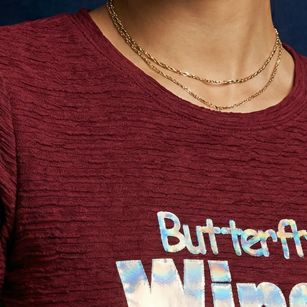 فستان قصير بعبارة «Butterfly Wings» – خمري — 2